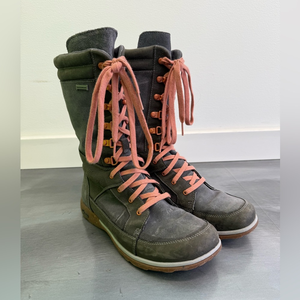 Chacos women’s snow boot - size 8
